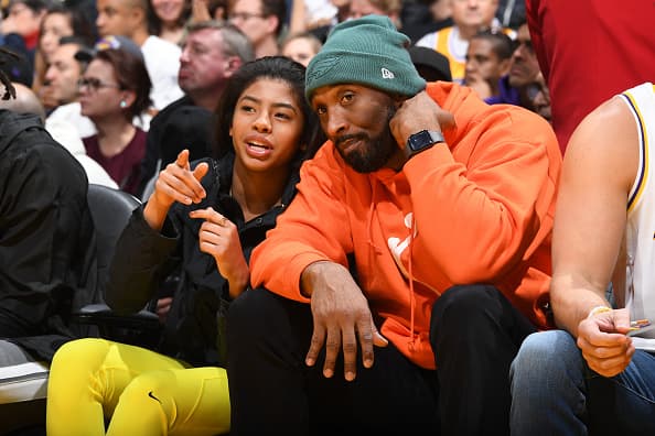 Gianna Bryant acompañando a su padre en un juego de baloncesto entre 
<a href="https://www.univision.com/temas/los-angeles-lakers">Los Angeles Lakers</a> y 
<a href="https://www.univision.com/temas/dallas-mavericks">Dallas Mavericks</a> en diciembre de 2019 en Los Ángeles.