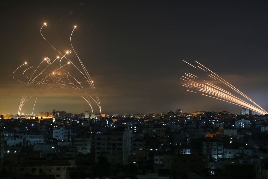 Si bien este último capítulo del interminable conflicto palestino-israelí ha dejado daños y sufrimiento a ambos lados, el enfrentamiento histórico entre estas dos naciones del Medio Oriente sigue siendo una lucha enormemente asimétrica. Israel sigue siendo el jugador más poderoso y su fuerza aérea, drones armados y sistemas de recopilación de inteligencia le permiten atacar objetivos en Gaza prácticamente a voluntad. A nivel defensivo un ejemplo claro de su fortaleza es el 'Domo de Hierro', mostrado en plena acción en esta foto. 
<b>A la derecha se aprecian cohetes de Hamas lanzados hacia Israel desde Beit Lahia, en el norte de la Franja de Gaza; a la izquierda, el sistema antimisiles israelí para interceptarlos. Funciona como un reloj y neutraliza casi en su totalidad la agresión desde el territorio palestino.</b>