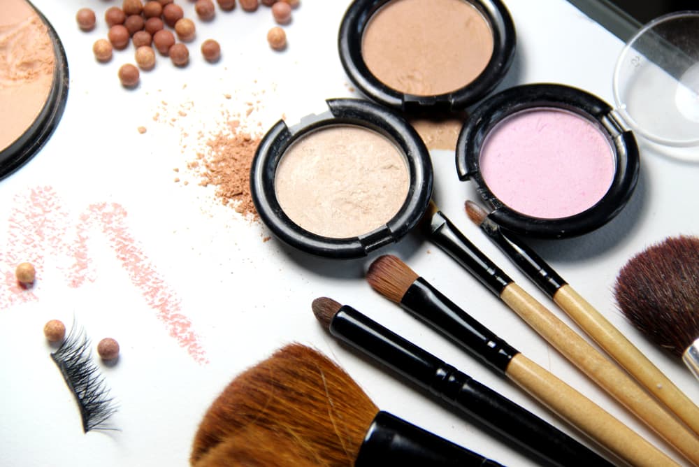 <b>Descuentos en productos de belleza y perfumes:</b>
<br>
<b><a href="https://www.sephora.com/black-friday">Sephora:</a></b>
<br>Aunque esta tienda da a conocer las promociones el viernes por la mañana, algunas de las marcas participantes han revelado con anticipación qué ofreceran algunos productos en la sección '$15 dólares o menos' en esta temporada de descuentos.
<br>
<br>
<b><a href="https://www.macys.com/social/blackfridaypreview/">Macy's:</a></b>
<br>Esta tienda tendrá descuentos en todos sus departamentos. Si visitas la tienda encontrarás descuentos exclusivos (los llamados 'doorbusters'). En línea tendrán más de 500 ofertas a partir de la mañana del Día de Acción de Gracias.
<br>