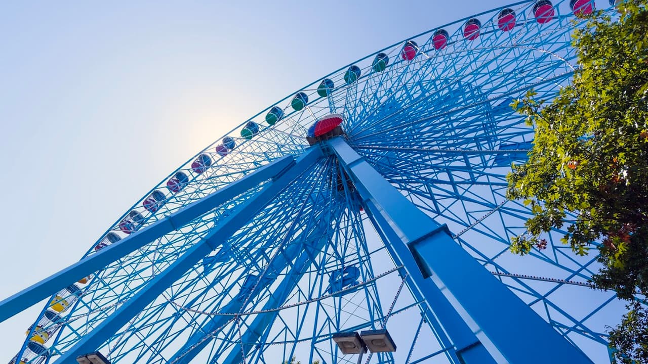 <b>Los precios de las entradas varían</b>, dependiendo del día y la hora, además de algunas promociones que pueden ayudarte a ahorrar y un poco, y disfrutar mucho más. Las entradas se pueden comprar en las taquillas del lugar, o en línea 
<a href="https://bigtex.com/buy-tickets-new/" target="_blank">haciendo clic aquí</a>. 
<b>Algunas atracciones pueden tener un costo adicional.</b>
