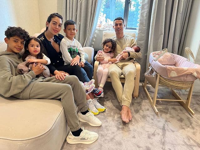 El nuevo tatuaje llega seis meses después de que la modelo y Ronaldo dieran a conocer que uno de sus 
<a href="https://www.univision.com/famosos/cristiano-ronaldo-georgina-rodriguez-hijo-muerte">mellizos recién nacidos perdió la vida</a>. 
<br>