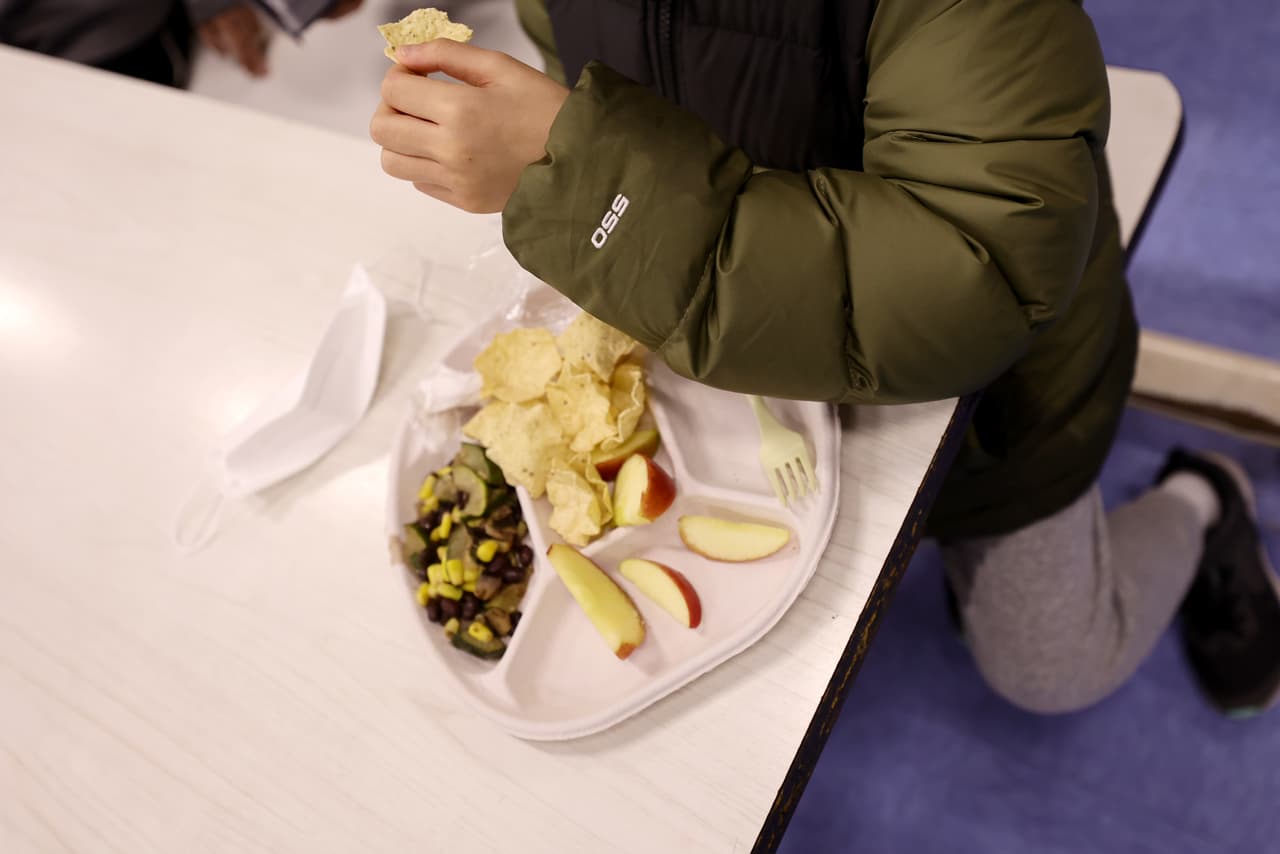 De esta manera, California se convierte en el primer estado en el país en implementar un Programa de Comidas Universales nutritivamente adecuados para todos los estudiantes.