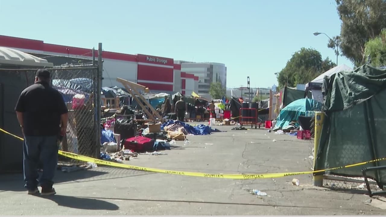 Operativo de desalojo en un campamento en Van Nuys: desamparados son reubicados en hoteles