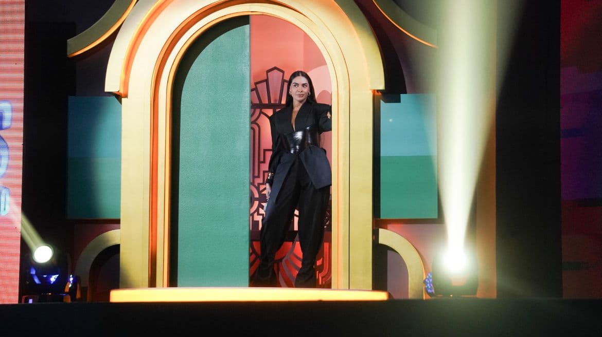 Galilea Montijo impactó al aparecer guapísima enfundada en un traje negro.