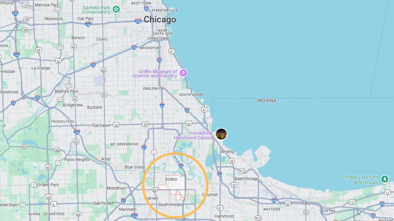 <b>Dolton, Illinois, </b>es un suburbio situado al sur de Chicago, conocido por ser una comunidad residencial de clase trabajadora con una composición demográfica predominantemente afroamericana en las últimas décadas. Históricamente ha sido una zona marcada por la migración interna en Estados Unidos, especialmente de familias que buscaban mejores condiciones de vida fuera del núcleo urbano. El desarrollo de Dolton ha estado ligado al declive industrial del área metropolitana de Chicago, lo que ha generado desafíos económicos, pero también un fuerte sentido de pertenencia y organización comunitaria.