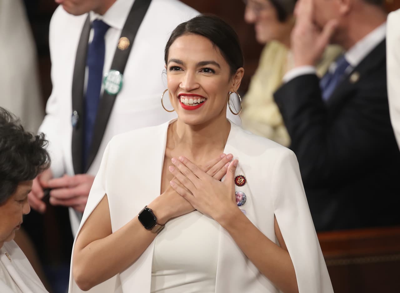 AOC invita a colegas a interactuar con gamers en línea para recolectar ayuda en la pandemia
