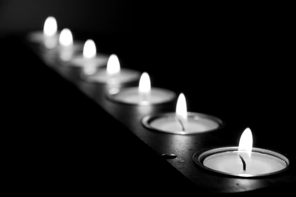 Con mucha fe y cuidado, ve prendiendo las velas una por una.