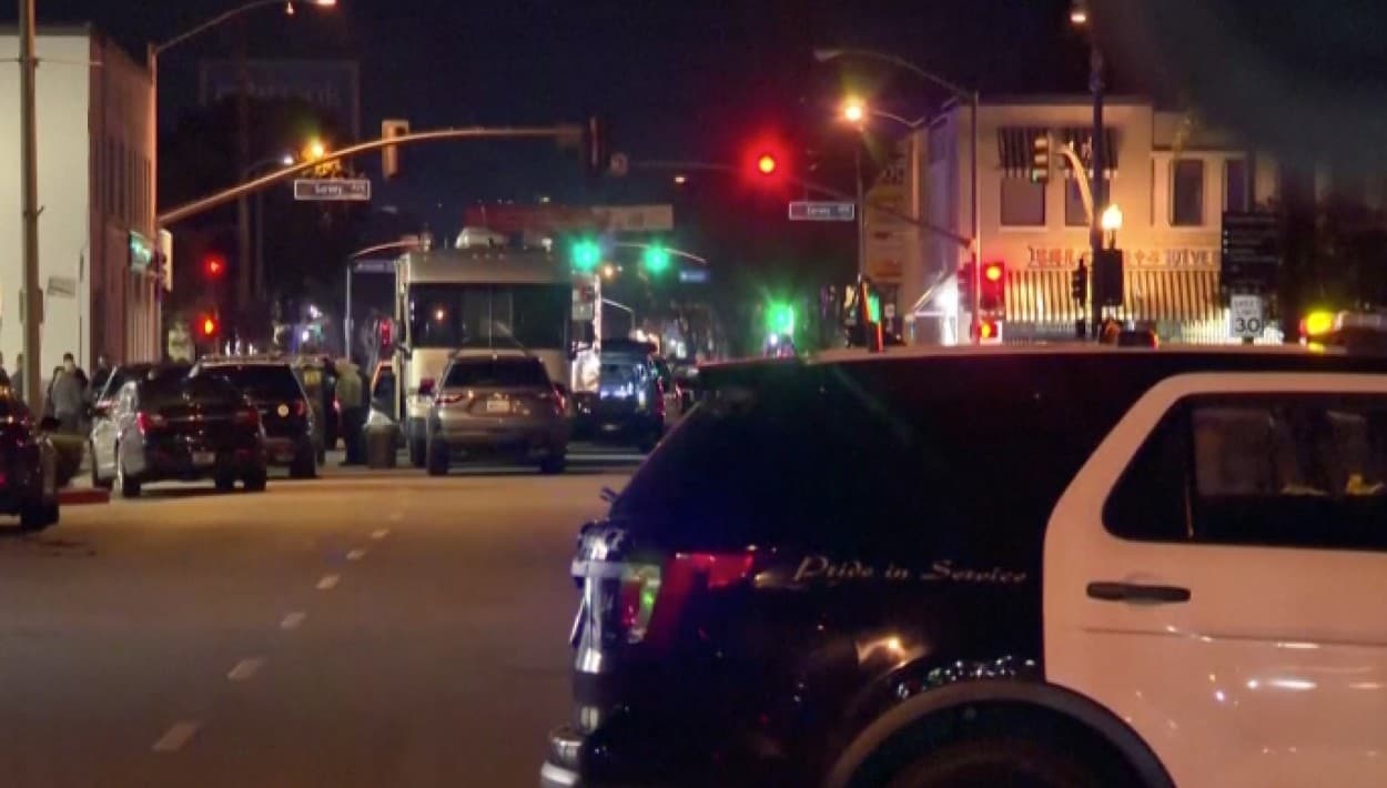 Las autoridades locales y el FBI buscan este 22 de enero al sospechoso de disparar contra los asistentes a los festejos por el Año Nuevo Lunar, en Monterey Park, donde predomina la población asiática en Los Ángeles.