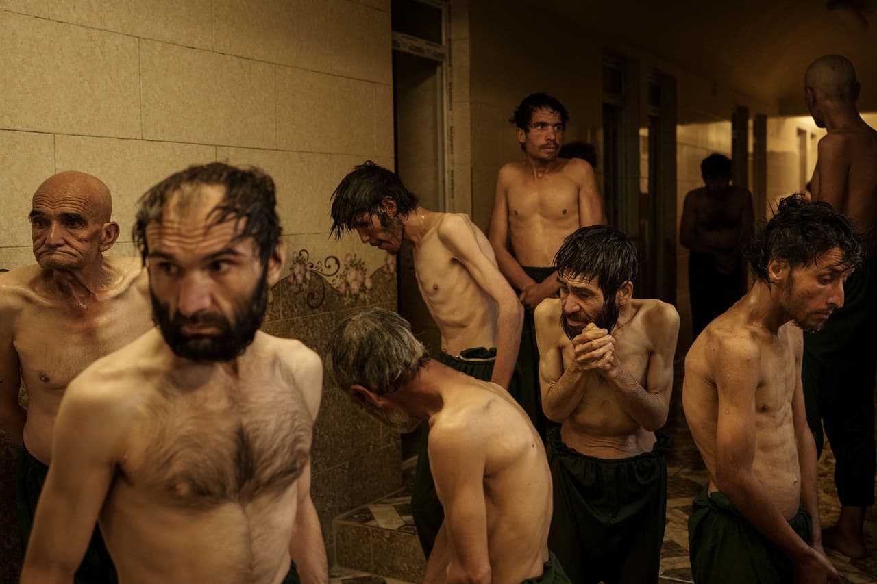 <b>La dura ley del Talibán</b>
<br>
<br>Consumidores de drogas detenidos durante una redada del 
<a href="https://www.univision.com/temas/taliban"><u>Talibán</u></a> el 1 de octubre. Esperan ser afeitados antes de recibir tratamiento por drogadicción en un hospital de Kabul.
<br>