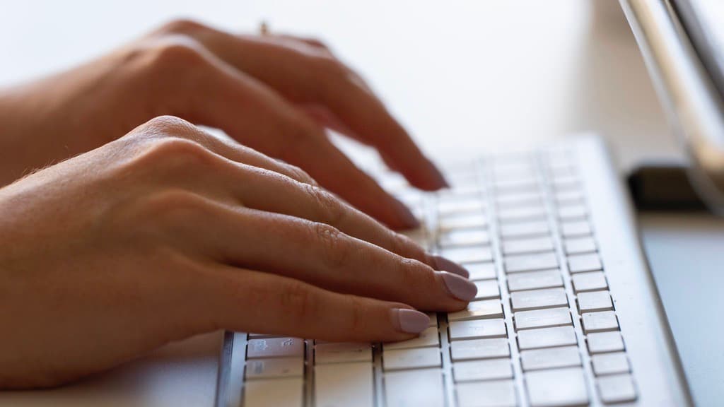 Cómo protegerte de ofertas de trabajo falsas que promueven los estafadores