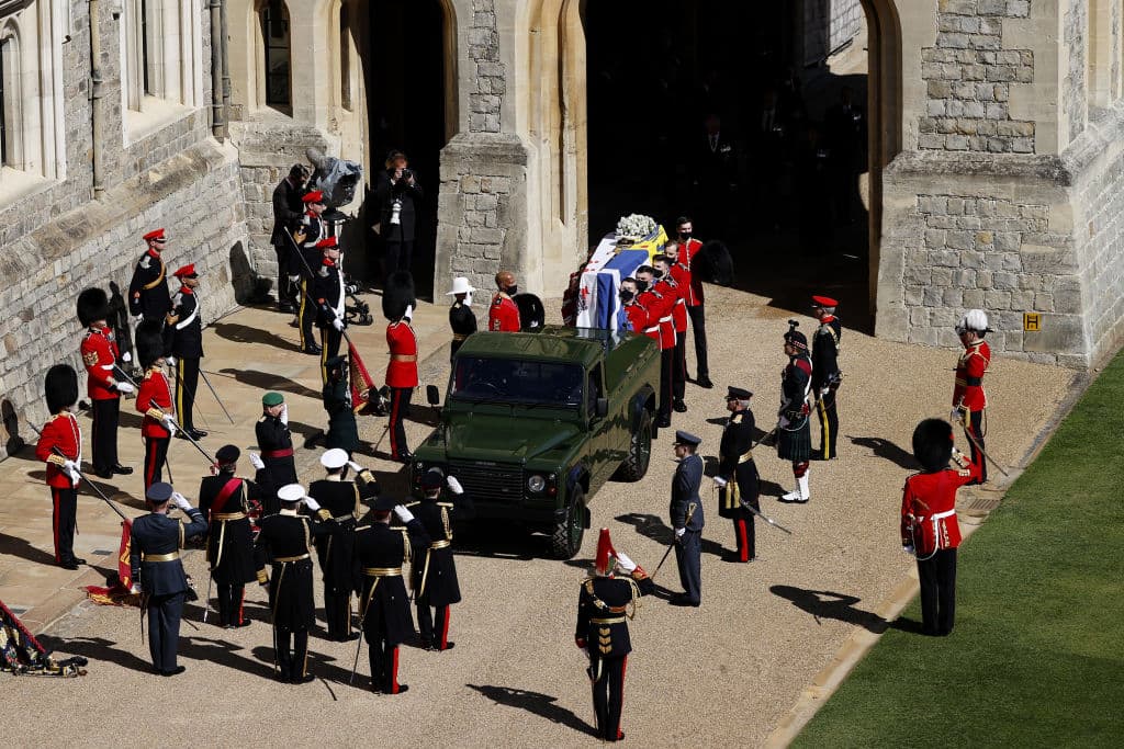 El ataúd fue transportado hasta la capilla en 
<a href="https://www.univision.com/noticias/mundo/funeral-principe-felipe-detalles">un Land Rover que el propio Felipe ayudó a diseñar</a>.