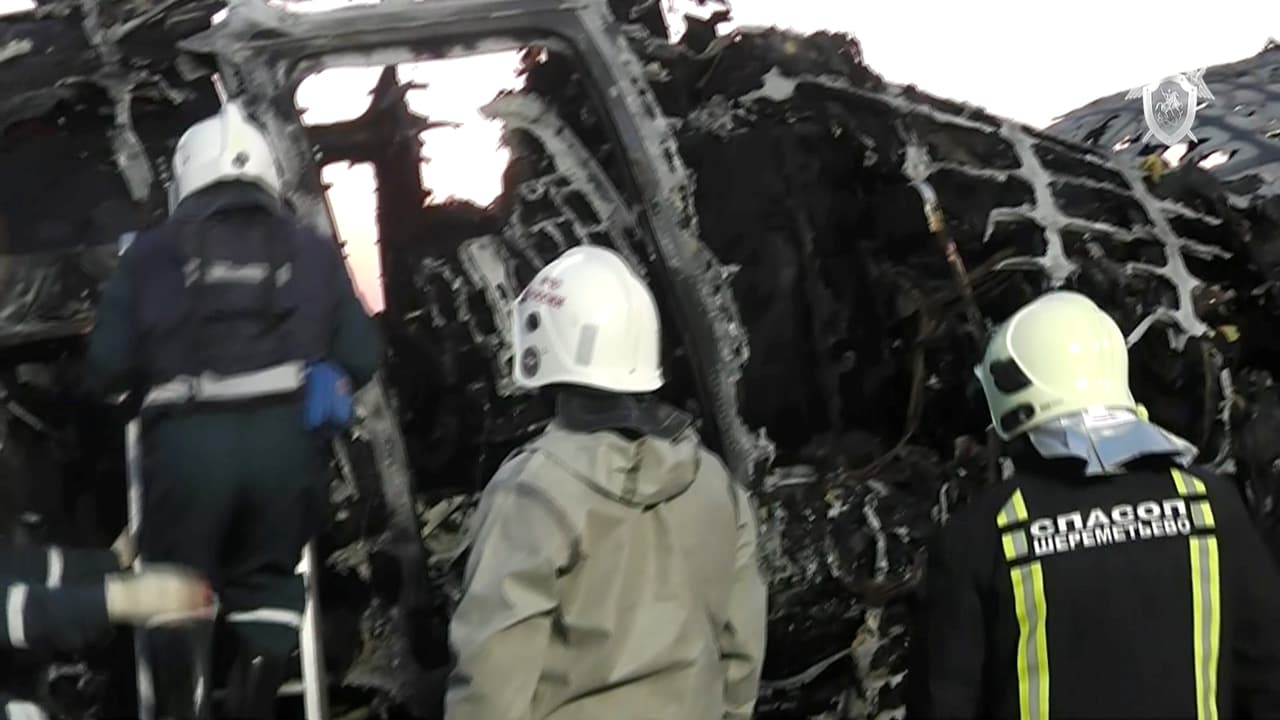 Personal de los servicios de investigación rusos recogiendo evidencias del Aeroflot Sukhoi Superjet 100.