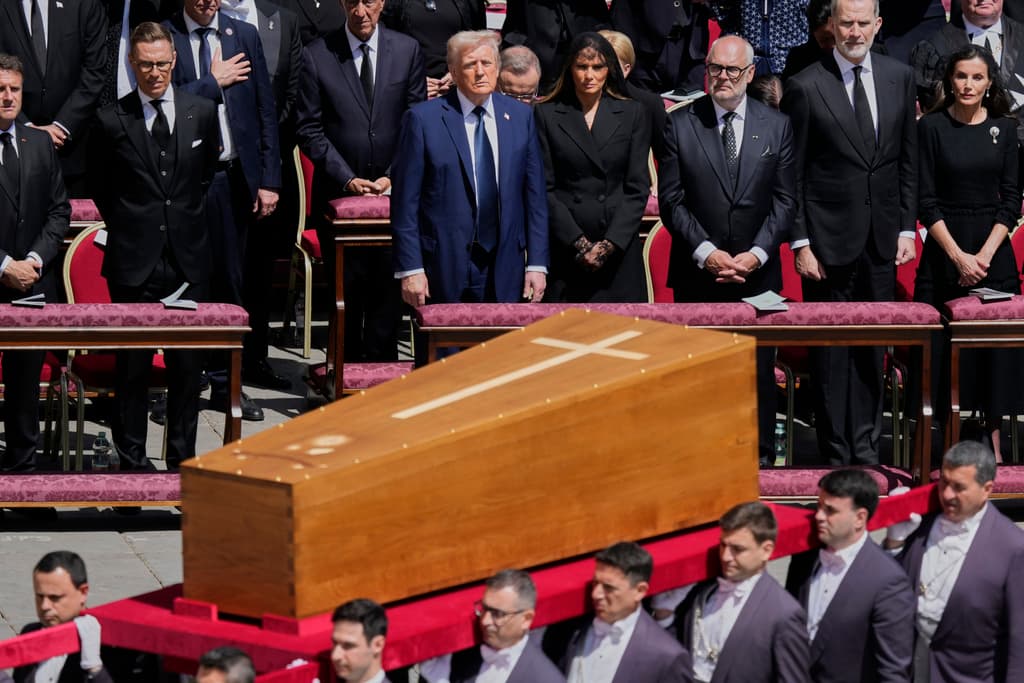 <h3 class="cms-H3-H3">Luctuoso estreno internacional</h3>
<br>
<br>El único viaje internacional que ha hecho hasta ahora Trump fue al Vaticano para los funerales de Estado del papa Francisco. Al igual que en su primer mandato, el presidente no ha visitado otros países, aunque ya se anunció que irá a los Emiratos Árabes Unidos a mediados de mayo.