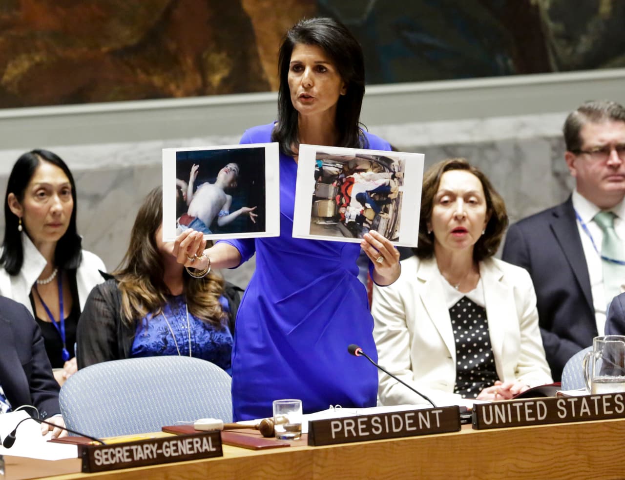 La embajadora de EEUU en la ONU, Nikki Haley, muestra fotos de víctimas de ataques químicos en Siria durante la reunión del Consejo de Seguridad que fue convocado de urgencia este miércoles. En una dura e inusual crítica al gobierno anterior, la Casa Blanca y el Departamento de Estado asignaron a la anterior Casa Blanca parte de la responsabilidad por lo sucedido, y acusaron a Obama de "debilidad" frente al régimen de Al Asad.