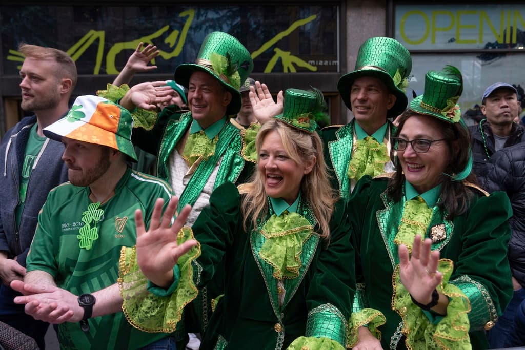 La celebración no solo honra al santo patrón de Irlanda sino que también se ha transformado en un símbolo de la diversidad cultural que caracteriza a Nueva York, reuniendo a personas de diferentes orígenes en una manifestación colectiva de tradición y festividad.