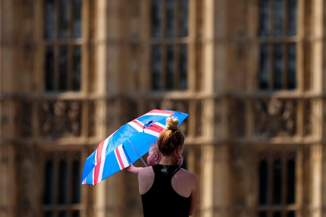 Una madre protege a su bebé del sol este martes 19 de julio de 2022 en Londres, Inglaterra. El gobierno británico informó que Reino Unido 
<a href="https://www.univision.com/noticias/medio-ambiente/calor-record-reino-unido-gran-bretana-temperatura-una-ola-de-calor" target="_blank">tuvo su mayor temperatura jamás registrada</a>: 40.3ºC (104.5º F), mientras Europa atraviesa una ola de calor histórica.
