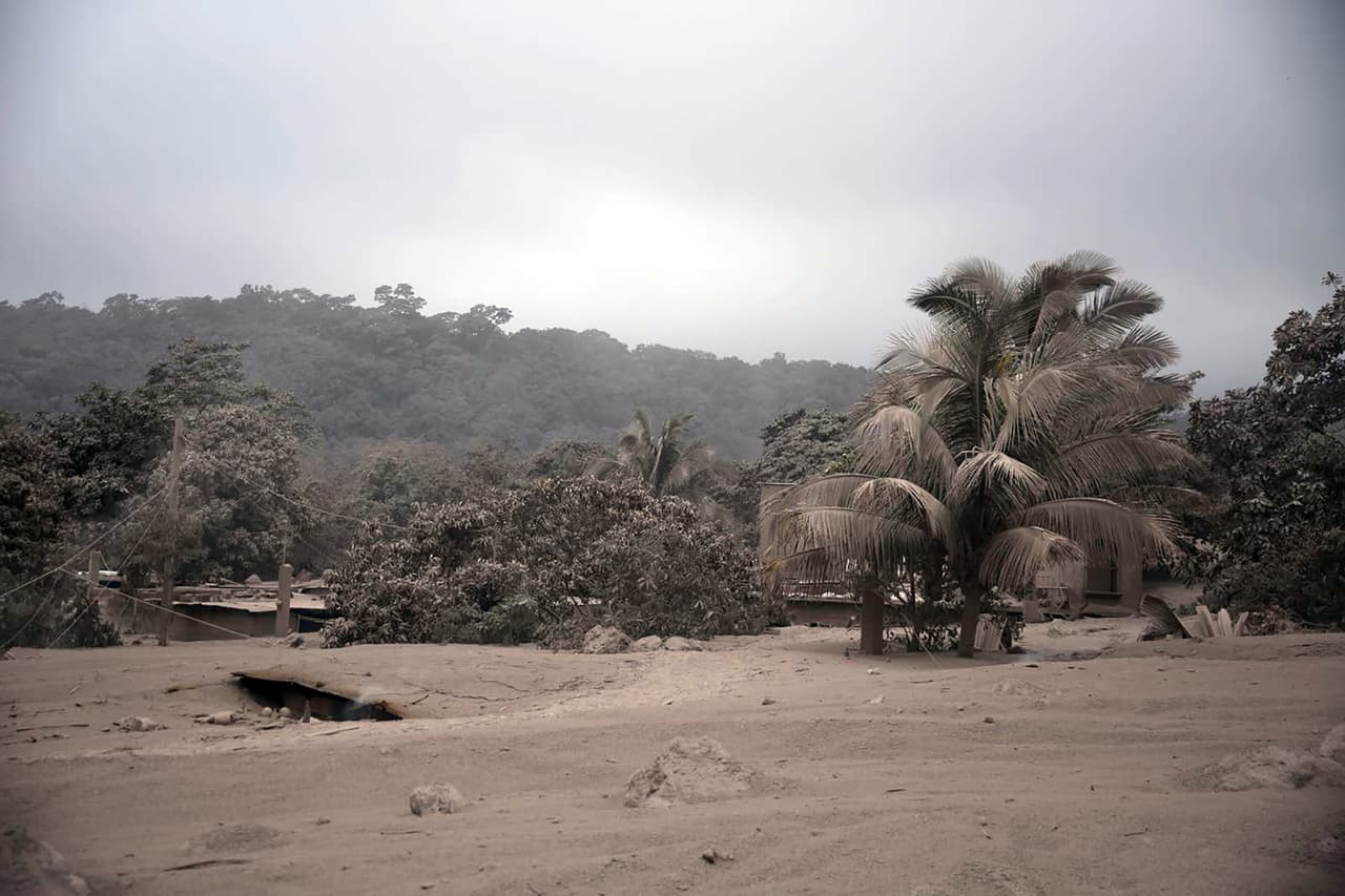 La lluvia de ceniza provocada por el volcán, de 12, 345 pies (3,763 metros) de altura y situado a 21 millas (35 kilómetros) al suroeste de la capital, llevó al cierre temporal de las operaciones en el aeropuerto internacional de Ciudad de Guatemala.