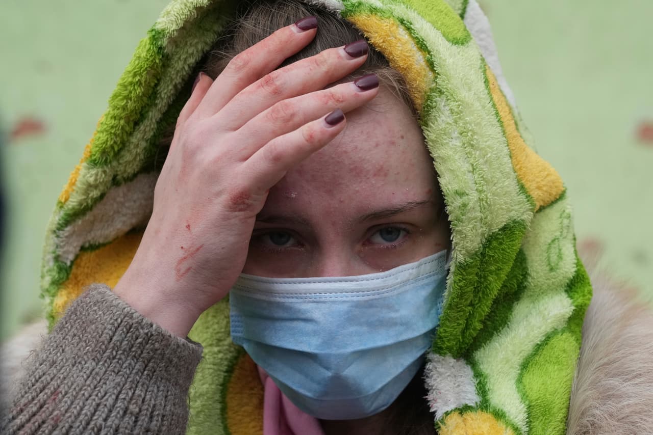 Una mujer sale del hospital materno infantil que fue atacado este 9 de marzo por las bombas rusas. La Organización Mundial de la Salud, hasta ahora, ha confirmado 18 ataques contra instalaciones de salud y ambulancias desde que comenzaron los combates en Ucrania.
