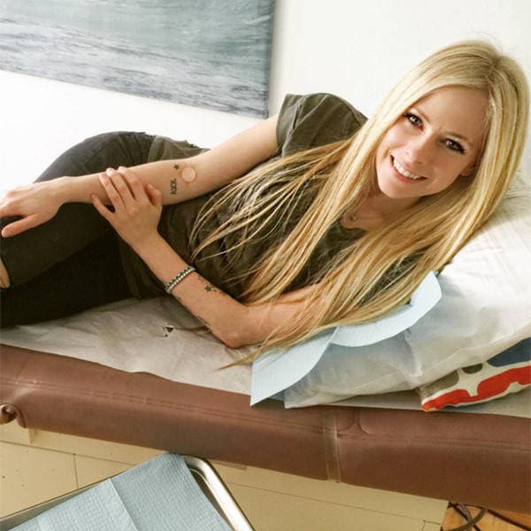<b>Avril Lavigne</b>
<br>La cantante cree que la garrapata la picó durante la primavera de 2014. “No tenía idea de que una picadura pudiera hacer eso. Estuve en cama durante cinco meses”, relató a la revista 
<a href="http://people.com/celebrity/avril-lavigne-lyme-disease-singer-was-bedridden-for-5-months/"><u>People</u></a>. Su caso fue severo: “Hubo momentos en que ni me pude bañar durante una semana porque no podía estar de pie. Se sentía como si absorbieran toda la vida de ti. No podía respirar, hablar, ni mover. Pensé que estaba muriendo", declaró. Al principio decidió mantener la información en privado, pero luego de que un fan le preguntara el porqué de su ausencia, le contó todo y comenzó a compartir 
<a href="https://www.instagram.com/p/78r9_1I4Gv/?taken-by=avrillavigne"><u>posts</u></a> en las redes sociales. Luego hasta creó una 
<a href="https://www.avrillavignefoundation.org/"><u>fundación</u></a> para ayudar a personas que padecen este y otros males.