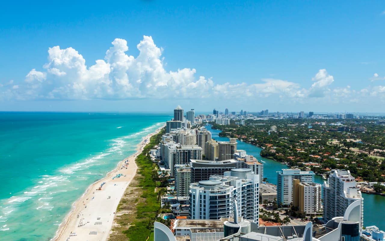 <b>Puesto 11. Florida</b>
<br>
<br>Denuncias por robo de identidad: 472 por cada 100,000 habitantes (total: 101,367 denuncias).
<br>
<br>Pérdida de dinero promedio para todos los tipos de fraude: 384 dólares. 
<br>
<br>Usos más comunes del robo de identidad: fraude con tarjetas de crédito (44%) y otras estafas de identidad (34%).
<br>