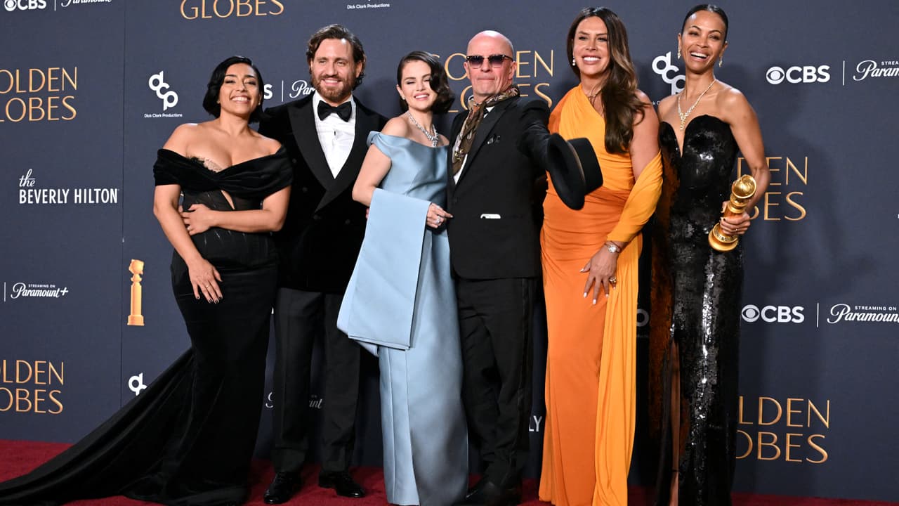 Parte del elenco de la película 'Emilia Pérez' junto a su director, el francés Jacques Audiard.
