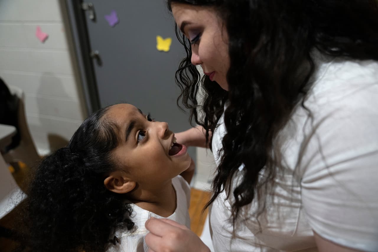 Myla Martínez, de seis años, saluda emocionada a su madre, Crystal Martínez, a quien visitaba con sus hermanos en el Centro Correccional Logan, el 20 de mayo de 2023.
