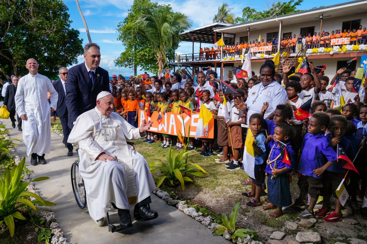 El 
<a href="https://www.univision.com/noticias/elecciones-en-estados-unidos-2024/papa-menor-de-dos-males-kamala-harris-y-donald-trump">papa Francisco, a sus 88 años, realizó la gira más larga de su papado, en octubre de 2024, </a>con una duración de 12 días y un recorrido de 20,000 millas (33,000 kilómetros). Pese a muchas dudas sobre su salud, Francisco realizó la gira con una misión de profundizar las relaciones interreligiosas, visitando Indonesia, país con una de las mayores poblaciones musulmanas del mundo.