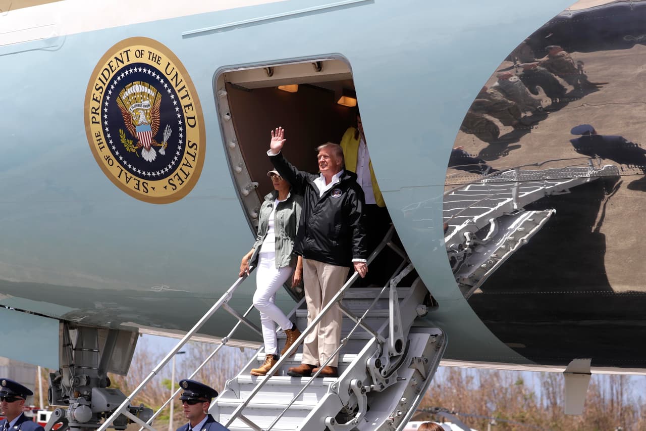 Trump aterrizó alrededor de las 11:45 de la mañana en la base aérea Luis Muñiz, de la Guardia Nacional, acompañado de la primera dama, Melania.
<br>