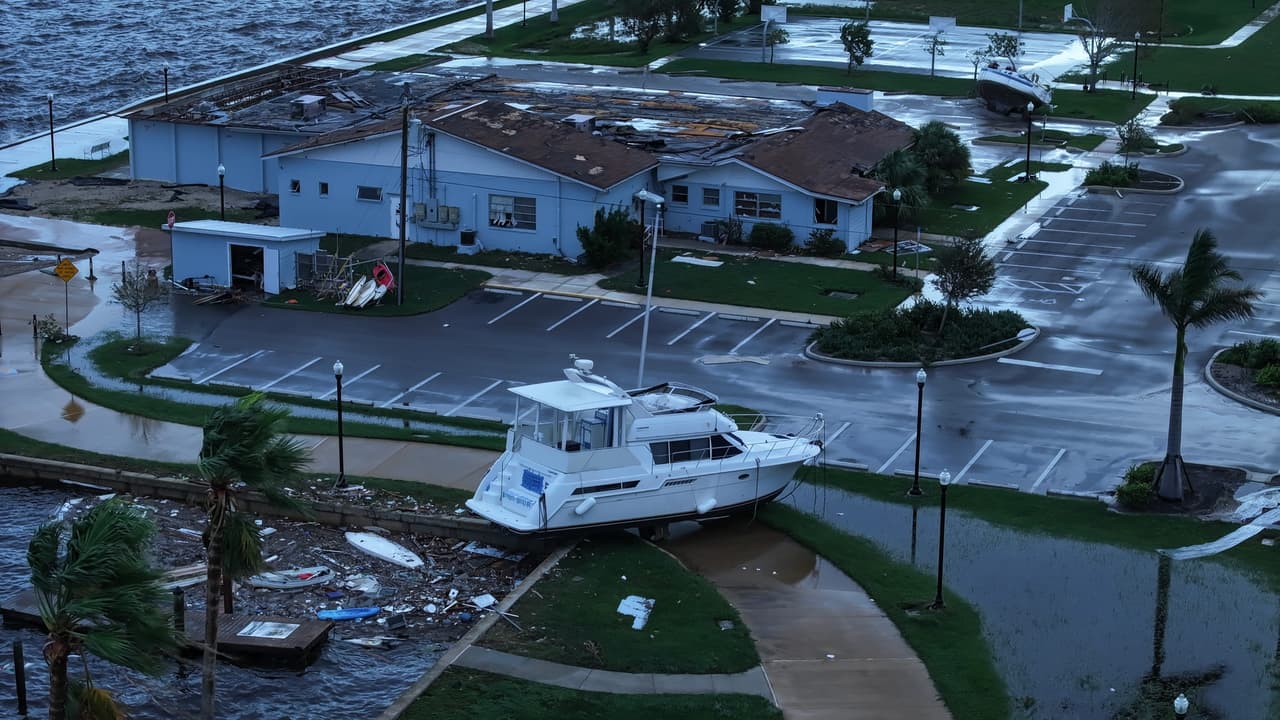 Un bote varado en otra calle de Punta Gorda.