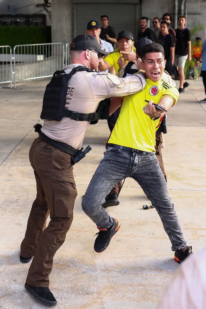 La policía de Miami Dade informó este lunes que 
<b><a href="https://www.univision.com/local/miami-wltv/decenas-de-arrestados-tras-el-caos-en-la-final-de-la-copa-america-en-miami-video" target="_blank">27 personas fueron arrestadas</a> </b>y otras 
<b>55 expulsadas</b> del estadio Hard Rock durante la final de la Copa América 2024.