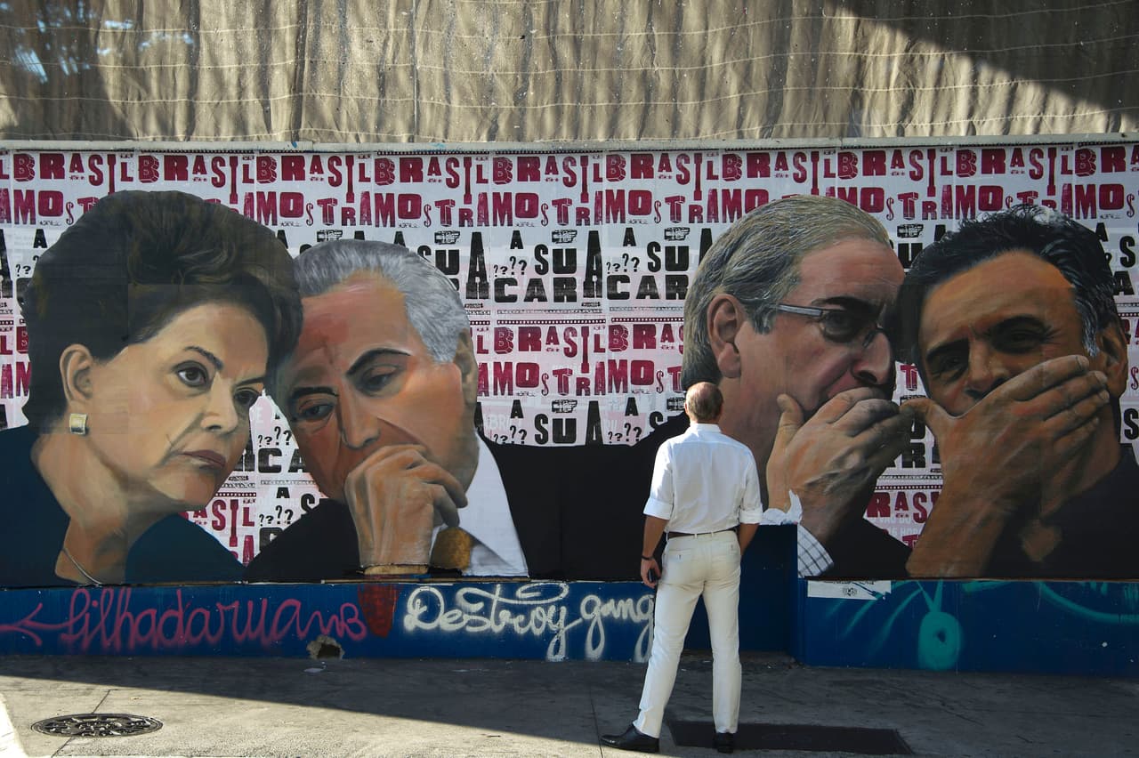 20 de agosto de 2015. Fiscales acusan al presidente de la Cámara de Diputados, Eduardo Cunha, de aceptar un soborno de 5 millones de dólares. Cunha, quien rompió con el gobierno de Rousseff, niega las acusaciones. En septiembre de 2015 Suiza entrega a los fiscales brasileños cuentas de banco a nombre de Cunha. La foto es un mural en Sao Paulo donde Cuhna (2do a la derecha) habla en secreto para "traicionar" a Dilma Rousseff.