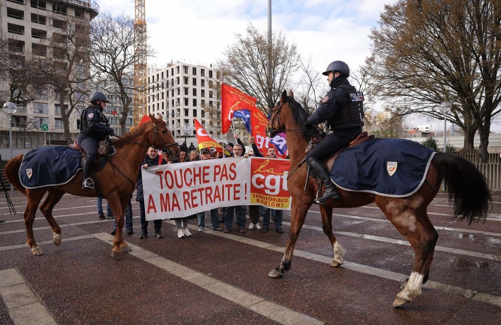 Las autoridades prohibieron las concentraciones en la plaza de la Concordia de París, situada frente al Parlamento, tras 
<b>dos noches de manifestaciones que dieron lugar a incidentes con centenares de detenciones</b>.