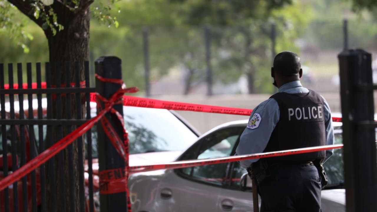 De hecho, la Policía se cruzó con Kolalou cuando salía con el operador de la grúa; sin embargo, la mujer 
<b>apeló a sus derechos y se negó a hablar con las autoridades</b>. Posteriormente, se retiró con el operador de la grúa.