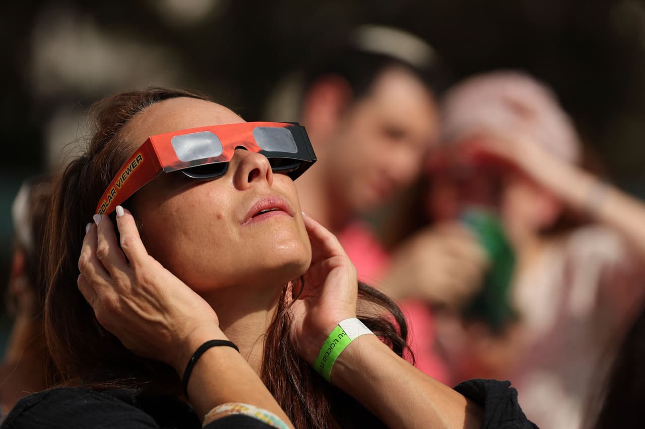 <b>Nunca mire al Sol a través de la lente de una cámara</b>, telescopio, binoculares o cualquier otro dispositivo óptico mientras usa anteojos para eclipses o un visor solar portátil, ya que podría sufrir una lesión ocular grave. Si no tiene gafas para eclipses o un visor solar portátil, utilice un método de visualización indirecta. 
<a href="https://science.nasa.gov/eclipses/future-eclipses/eclipse-2023/where-when/" target="_blank">Para más detalles visite la página de la NASA</a>.
