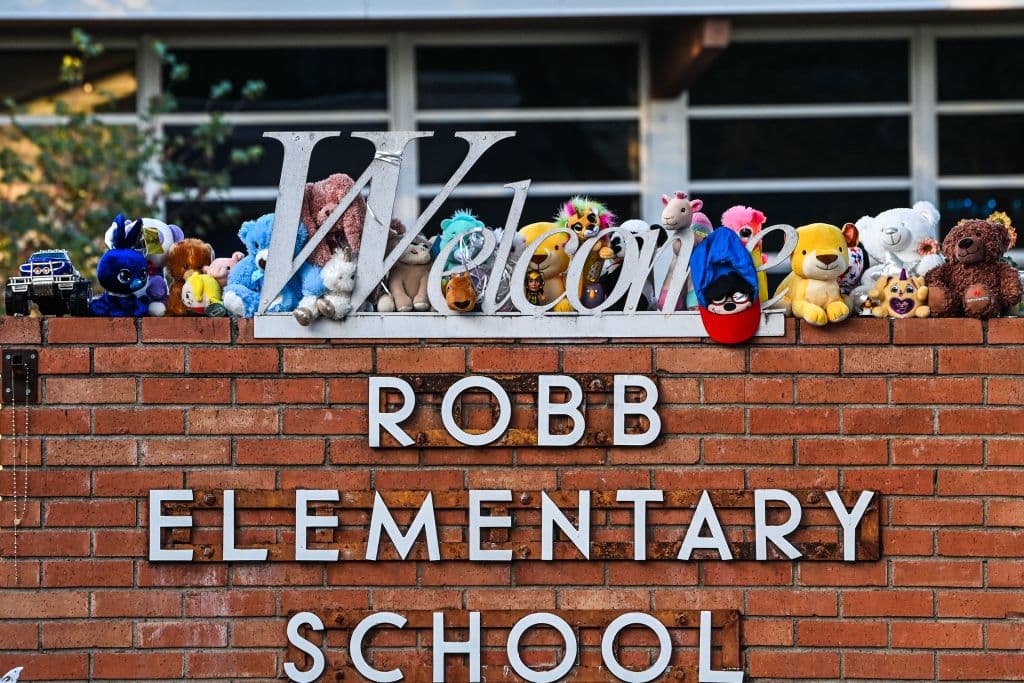 <b>10. Tiroteo en la escuela primaria Robb en Uvalde, Texas,</b> 24 de mayo de 2022, 21 muertos (19 alumnos y 2 maestras). Esta nueva masacre en una escuela primaria ha conmocionado al país. El atacante, de 18 años, fue abatido por la Patrulla Fronteriza. A pesar de la experiencia previa en tiroteos similares, desde Columbine o Sandy Hook, 
<a href="https://www.univision.com/noticias/tiroteos/tiroteo-texas-uvalde-columbine-policia">la policía cometió errores que probablemente permitieron que ocurrieran más muertes</a>. Como pasa siempre después de un tiroteo masivo, tras las oraciones, las vigilias y los pensamientos, resurge la polémica del control de armas. ¿Habrá algún cambio esta vez?