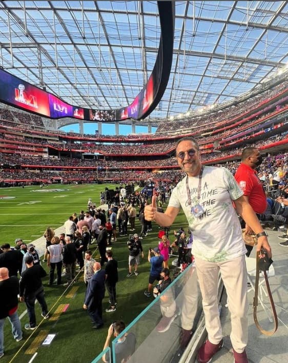 Pero desde las gradas también se pudo ver a grandes e importantes personalidades de la farándula, como Marco Antonio Solís 'El Buki', quien así lo presumió desde su cuenta de Instagram.