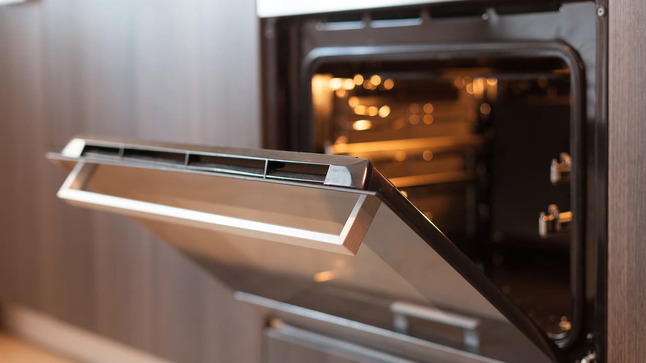 <b>Evita usar tu horno en días calurosos</b>
<br>Al utilizarlo, incrementa la temperatura de la cocina, genera mayor gasto energético y además podría afectar los alimentos. Asa al aire libre cuando sea posible.
