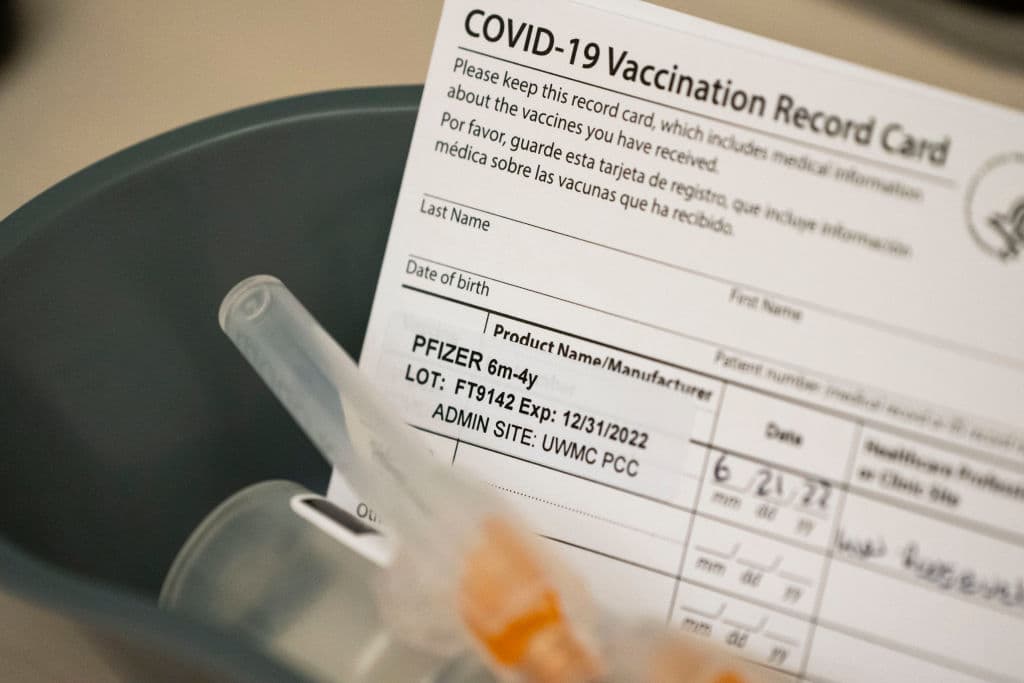 ¿Debes recibir el nuevo refuerzo de la vacuna del covid-19? Te contamos las claves 