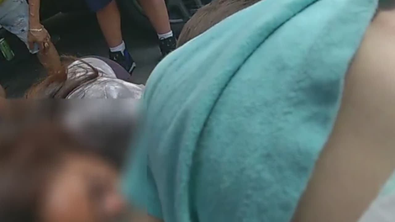 Oficial salva a un niño de asfixiarse con una salchicha