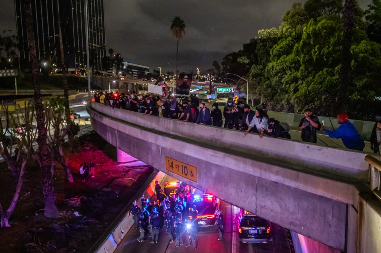 Cientos de personas se han congregado en el centro de 
<a href="https://www.univision.com/local/los-angeles-kmex" target="_blank">Los Ángeles</a> desde este miércoles para protestar por el caso de 
<a href="https://www.univision.com/local/los-angeles-kmex/experto-analiza-video-que-muestra-como-asfixian-a-un-afroestadounidense-durante-su-arresto-en-minneapolis-video">abuso policial captado en video</a> que llevó a la muerte a 
<b>George Floyd</b> en Minneapolis, Minnesota.