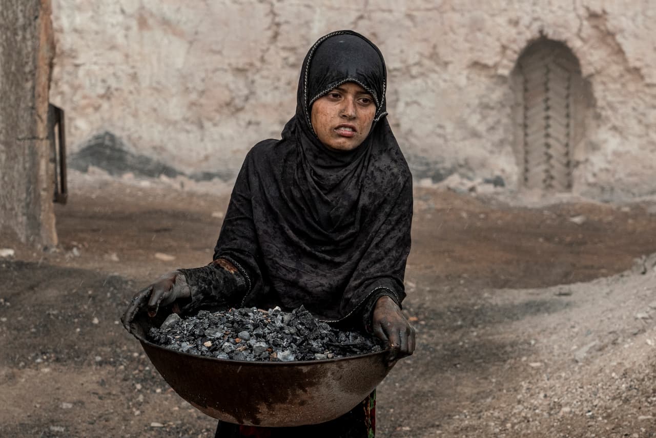Una de las niñas trabajadoras cuenta que tiene jornadas de 10 horas o más al día, haciendo el trabajo pesado y sucio de empacar barro en moldes y acarrear carretillas llenas de ladrillos.