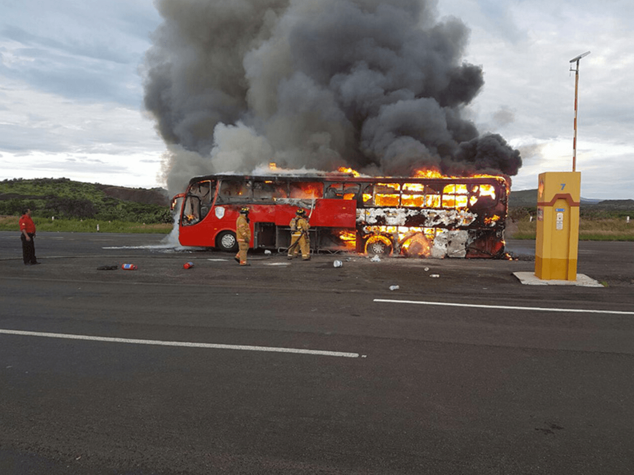 Se incendió el autobús de la Banda Tierra Sagrada; no hay heridos