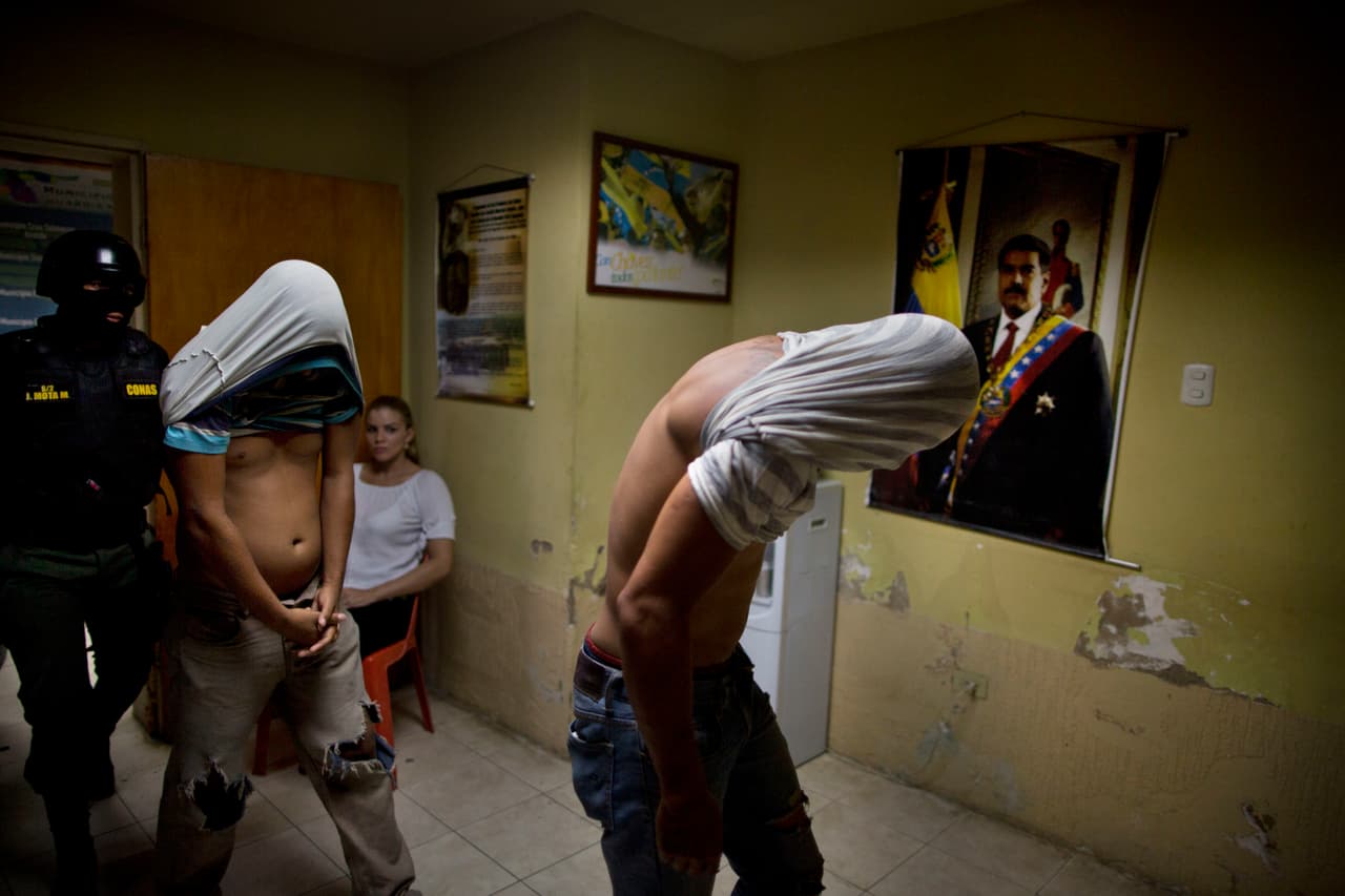 <b>Venezuela. Nivel de alerta 4. </b>"No viaje a Venezuela debido al crimen, disturbios civiles, 
<a href="https://www.univision.com/noticias/america-latina/no-quiero-traer-ninos-al-mundo-a-pasar-trabajo-venezolanas-que-emigran-en-busca-de-abortos-y-anticonceptivos">infraestructura de salud deficiente</a> y los secuestros y arrestos arbitrarios de ciudadanos estadounidenses", se lee en la advertencia del Departamento de Estado.