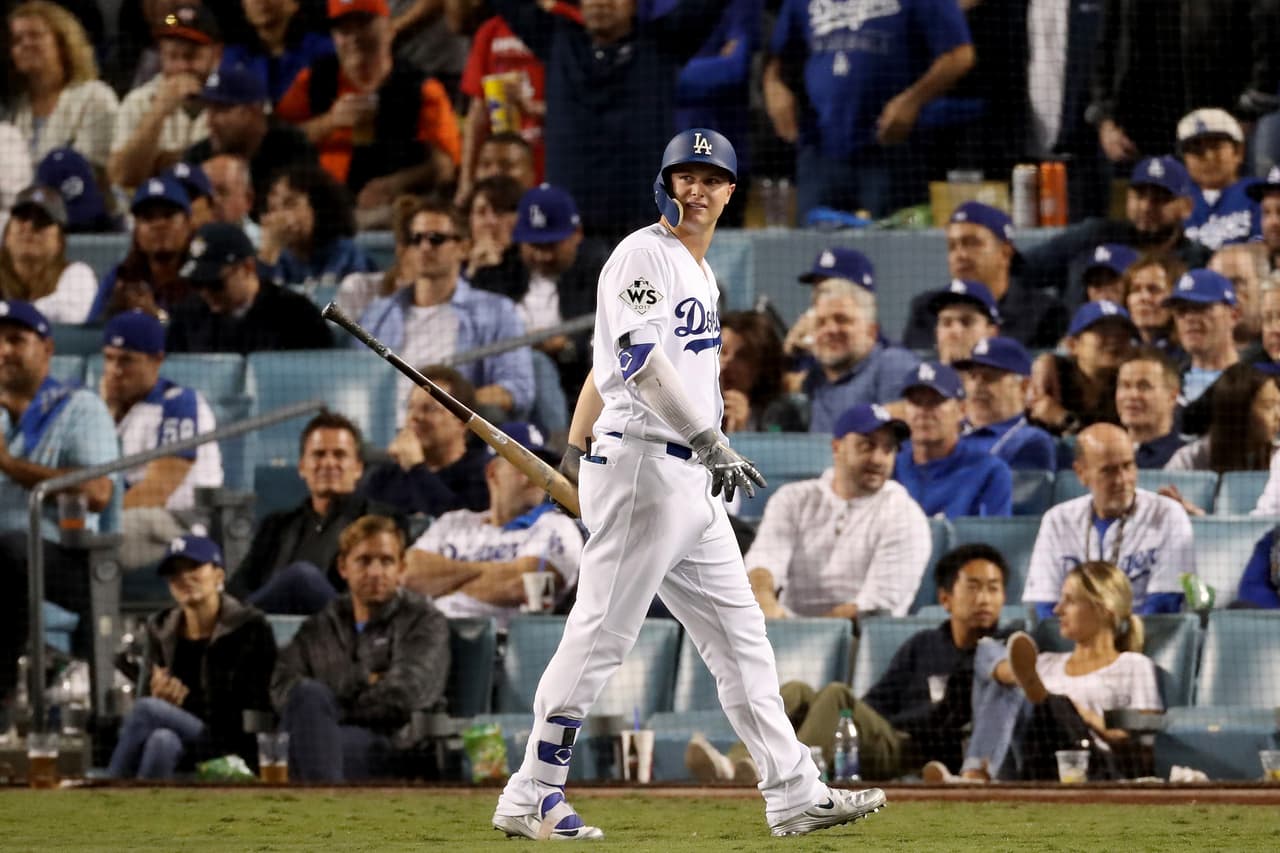 Uno de ellos Joc Pederson, que se fue ponchado sin poder ayudar al equipo que veía como pasaban las entradas sin poder acercarse a las cinco carreas de los Dodgers.