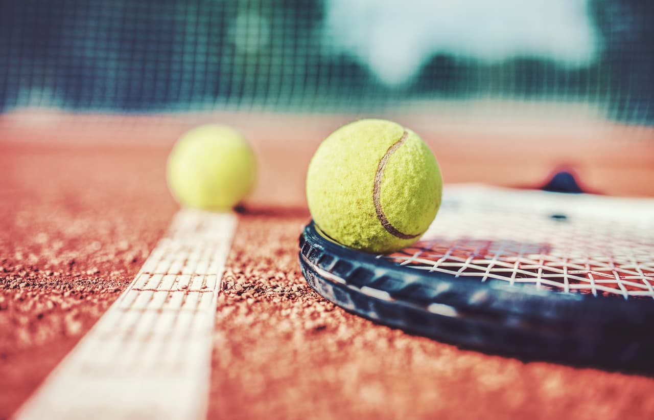 <h3 class="cms-H3-H3">1. Una pelota de tenis</h3>
<br>
<br>Parece un sitio poco común, pero: ¿cuándo fue la última vez que usted buscó en el interior de una pelota de tenis para guardar dinero? Una manera ingeniosa de hacerlo es usar una pelota normal lo suficientemente grande como para esconder ahí dinero. Corte en su interior, haga espacio suficiente para meter dentro lo que considere sea de valor, y lo ideal es conservarla en un sitio donde procure guardar otros objetos deportivos. 
<br>