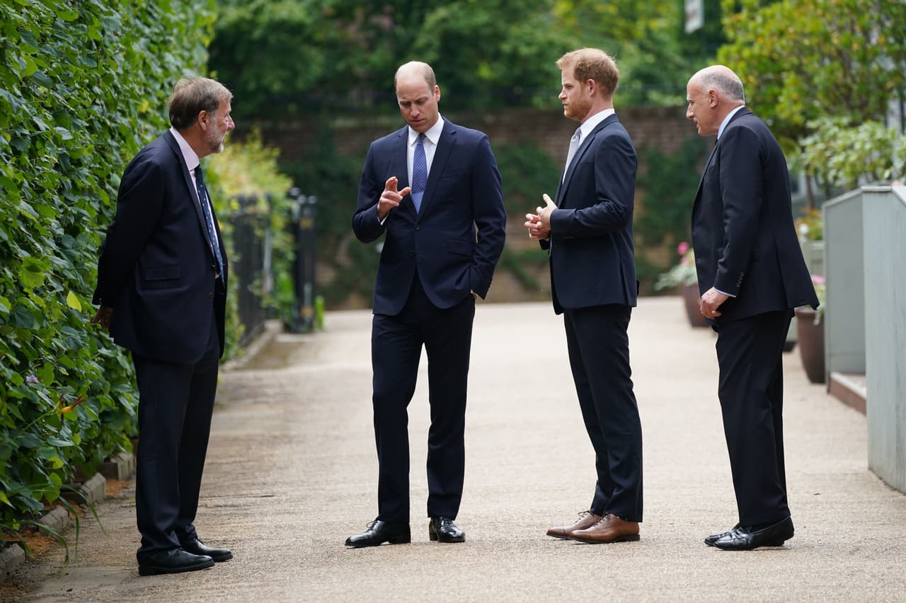 Los dos hermanos estuvieron uno al lado del otro. Harry, el menor de ellos, 
<b><a href="https://www.univision.com/famosos/principe-harry-llega-a-londres-estatua-princesa-diana" target="_blank">llegó al Reino Unido el pasado 25 de junio</a></b> y se alojó en Frogmore Cottage, el lugar que habitaba junto con Meghan Markle hasta antes de su renuncia a la familia real y de su mudanza a EEUU.
<br>