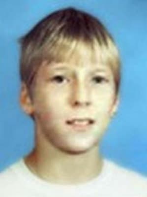 <h3 class="cms-H3-H3">Steven Earl Kraft, Jr.</h3>
<br>
<br>Tenía 12 años cuando Kraft desapareció el 15 de febrero de 2001 cerca de su residencia en Benton Township, Michigan, mientras vestía una chaqueta azul verdosa del equipo de baloncesto de los Charlotte Hornets, una camiseta de rayas blancas y pantalones de paracaídas color canela. 
<br>
<br>De acuerdo con la agencia, Kraft estaba paseando a sus dos perros entre las 7 y las 8 p.m. 
<a href="https://www.fbi.gov/wanted/kidnap/steven-earl-kraft-jr-1" target="_blank">y no regresó a casa para cenar.</a> Aunque los dos animales fueron localizados posteriormente, no se ha vuelto a ver a Kraft desde entonces.
<br>
<br>En la actualidad, Kraft tiene 32 años de edad.