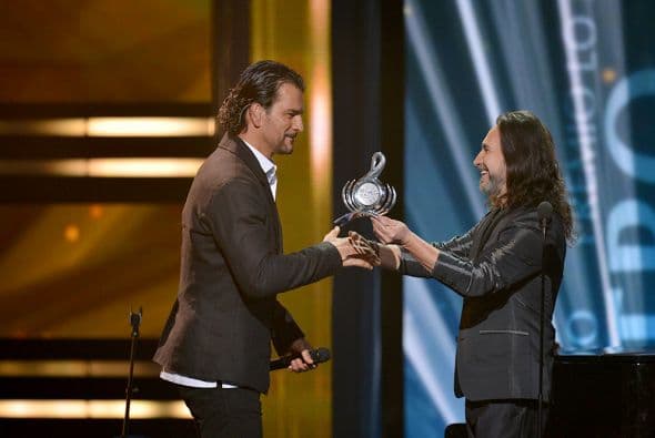 <h2 class="cms-H2-H2">Ricardo Arjona, Premio Lo Nuestro a la Excelencia 2015</h2>
<br>
<b>Ricardo Arjona</b> recibió el Premio Lo Nuestro a la Excelencia en 2015. Marco Antonio Solís 'El Buki' entregó a Arjona el galardón, que es uno de los más importantes en la noche de Premio Lo Nuestro.