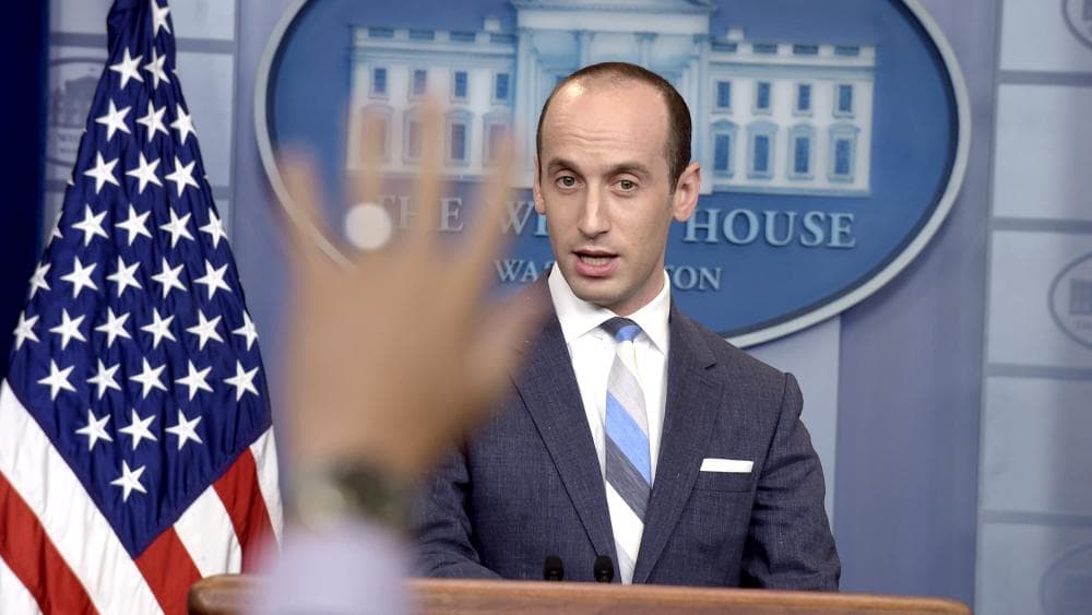 El asesor del presidente Donald Trump, Stephen Miller, es conocido por su férrea posición en contra de la inmigración, incluso es reconocido como uno de los ideólogos del gobierno en su política antiinmigrante. Uno de sus puntos más polémicos los expuso durante una rueda de prensa en la Casa Blanca donde, en una discusión con el reportero de CNN Jim Acosta, insistió que para aceptar a un inmigrante uno de los requisitos principales debe ser que hable inglés.