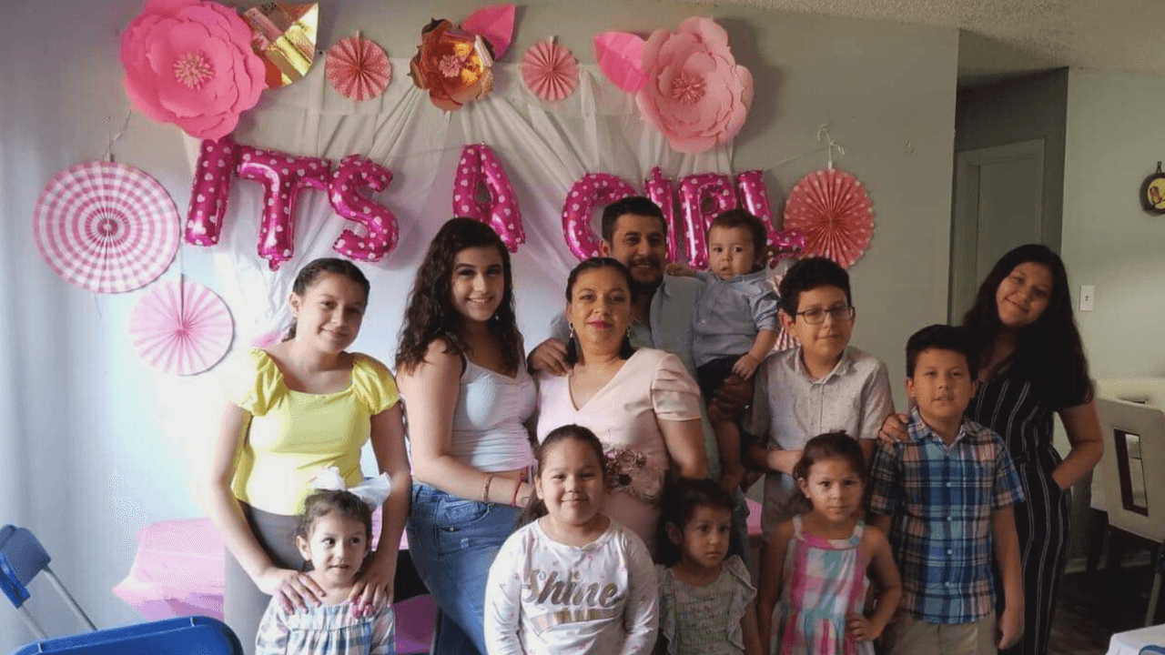 Supermamá hispana: Ani Suárez es gerente en un restaurante del Metroplex y tiene 11 hijos